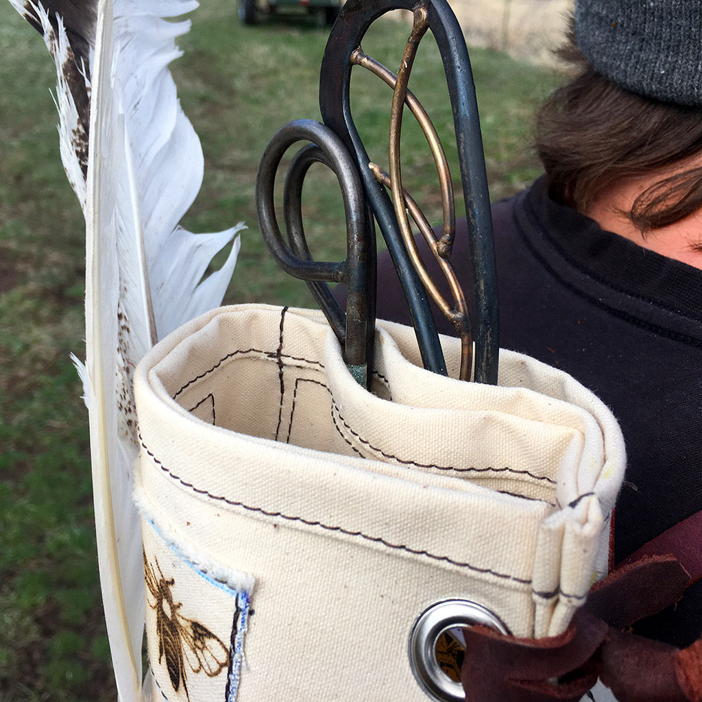 bee-hive-tool-quiver-carrying