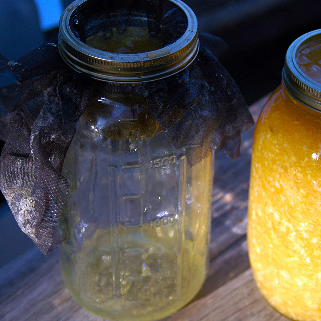 Press and comb outlet in a jar